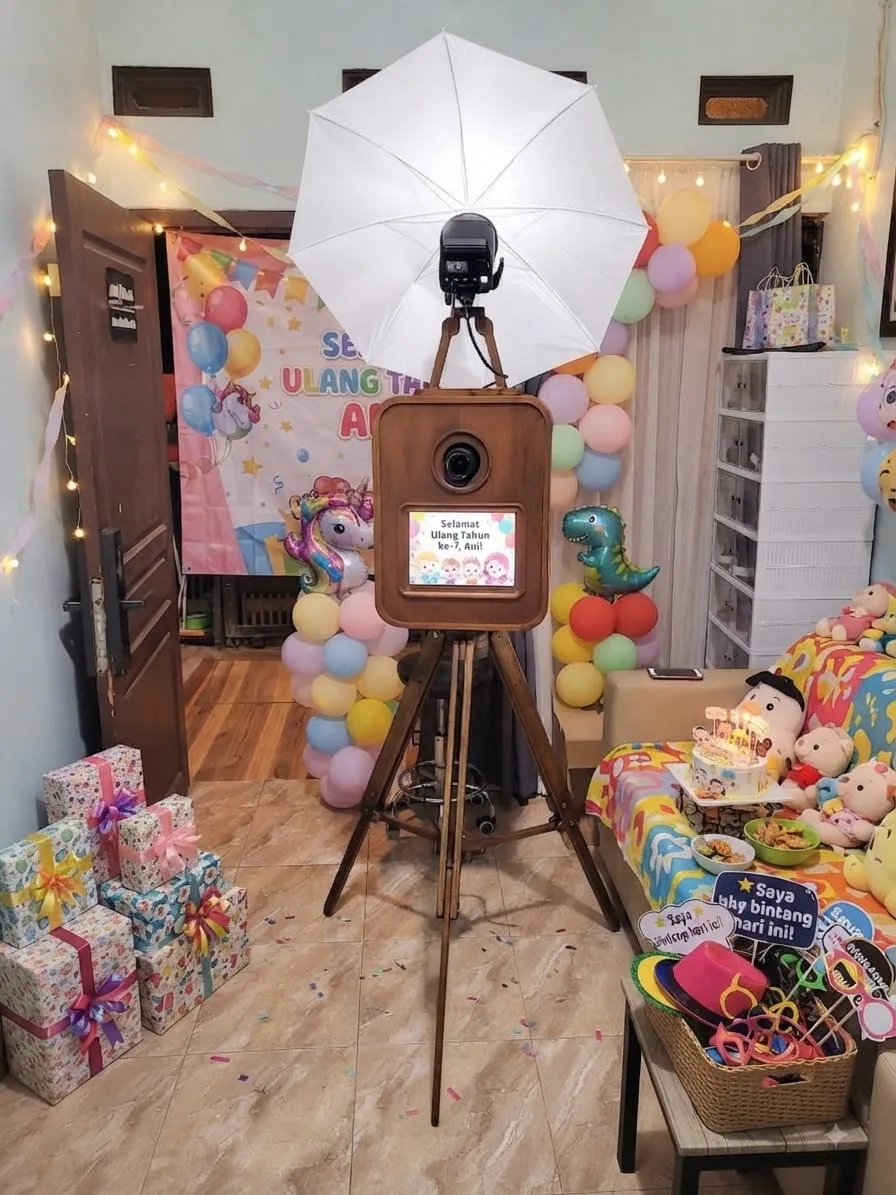 Photobooth kayu Chagiya di acara ulang tahun anak dengan balon pastel dan kado