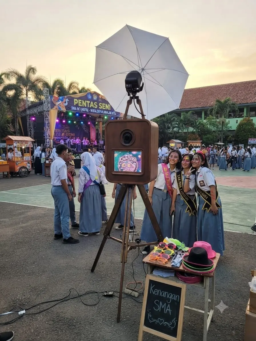 Siswa SMA berpose di photobooth Chagiya saat pentas seni sekolah dengan fun props dan papan Kenangan SMA